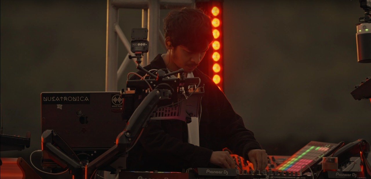 Alffy Rev, komposer dan produser musik berbakat asal Indonesia yang dikenal melalui karyanya "Wonderland Indonesia" | sumber: YouTube XYRA Official