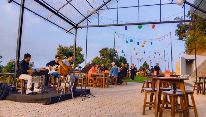 Gunung Walat Cafe And Resto: Cafe di Atas Bukit dengan Pemandangan dan Suasana Live Music