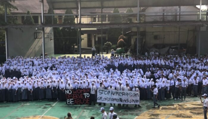 Kasus Kekerasan Guru Viral, Ratusan Siswa SMAN 1 Cicurug Gelar Aksi Demo