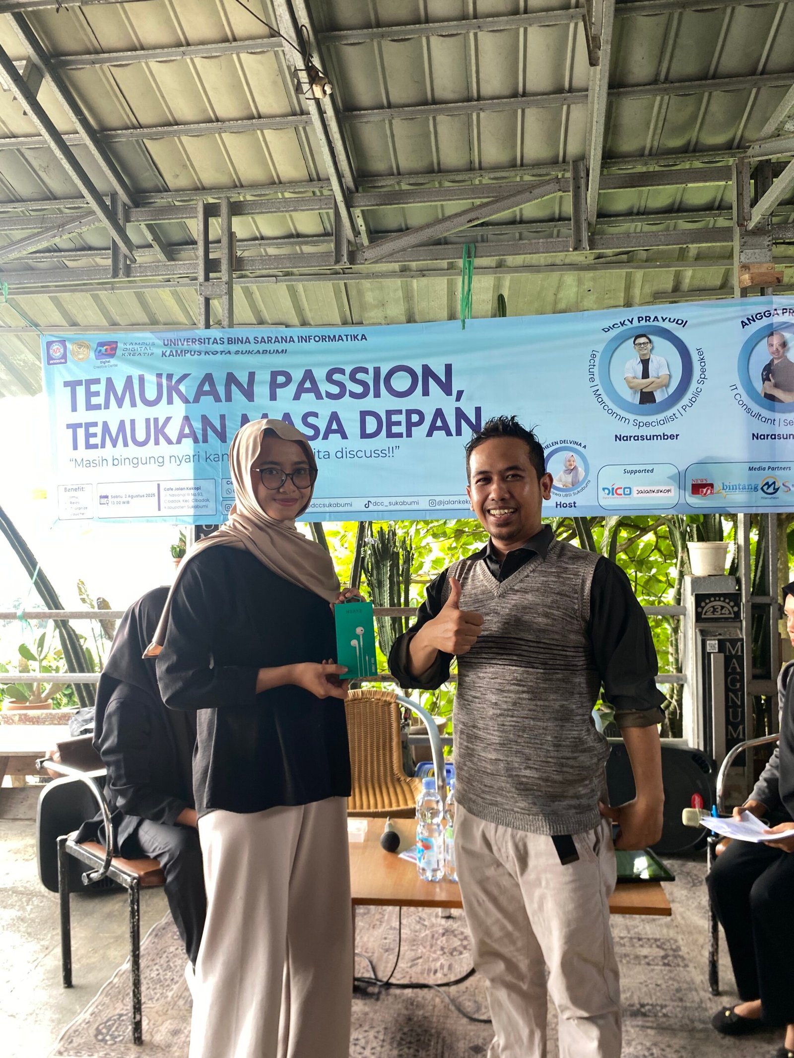pemberian hadiah kepada peserta dari pak angga pradya pada acara Open House
