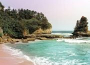 Menjelajah Pantai Karang Gantungan, Pesona Tebing dan Laut Biru Sukabumi | Sumber : BookingTogo