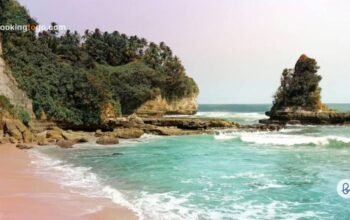 Menjelajah Pantai Karang Gantungan, Pesona Tebing dan Laut Biru Sukabumi | Sumber : BookingTogo