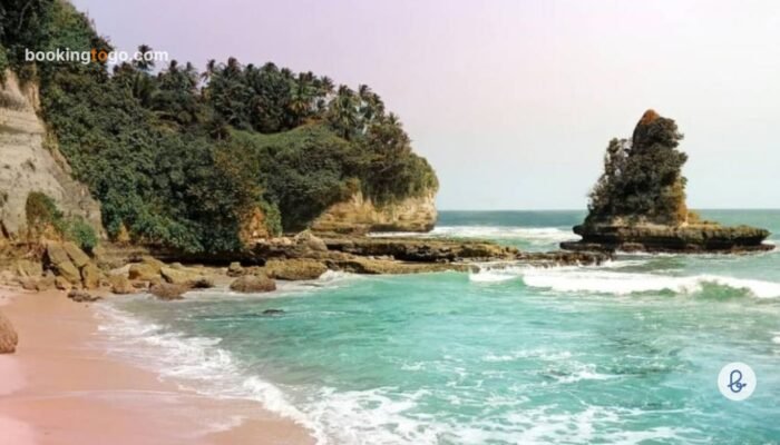 Pantai Karang Gantungan: Surga Tersembunyi dengan Tebing Dramatis