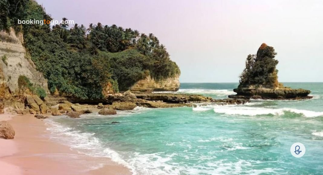 Menjelajah Pantai Karang Gantungan, Pesona Tebing dan Laut Biru Sukabumi | Sumber : BookingTogo