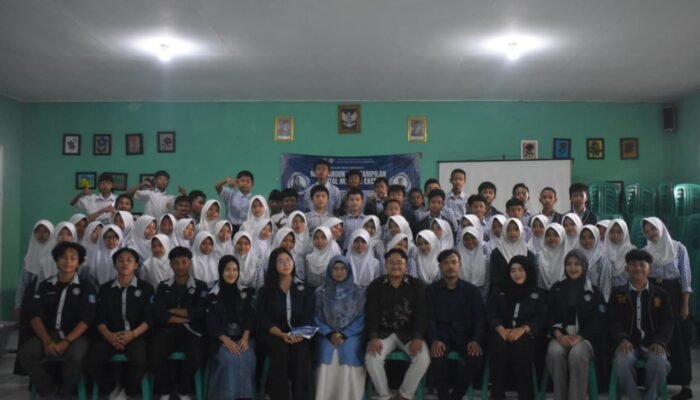 HIMAIF Hadirkan Revolusi Literasi Digital: Siswa SMPN 1 Gunung Guruh Kuasai Dasar Excel Lewat ‘Belajar untuk Berdampak 2025′