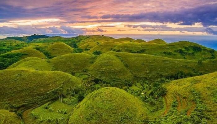 Viral! Bukit Teletubbies Sukabumi Tawarkan Panorama Unik Berubah Warna