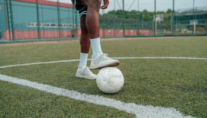 6 Teknik Dasar Sepak Bola yang Wajib Dikuasai Pemain Pemula hingga Profesional