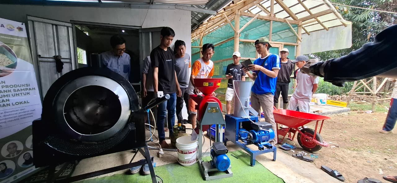 Pelatihan penggunaan mesin produksi bersama Bank Sampah IPPEC, Minggu (31/08) | Doc: Istimewa