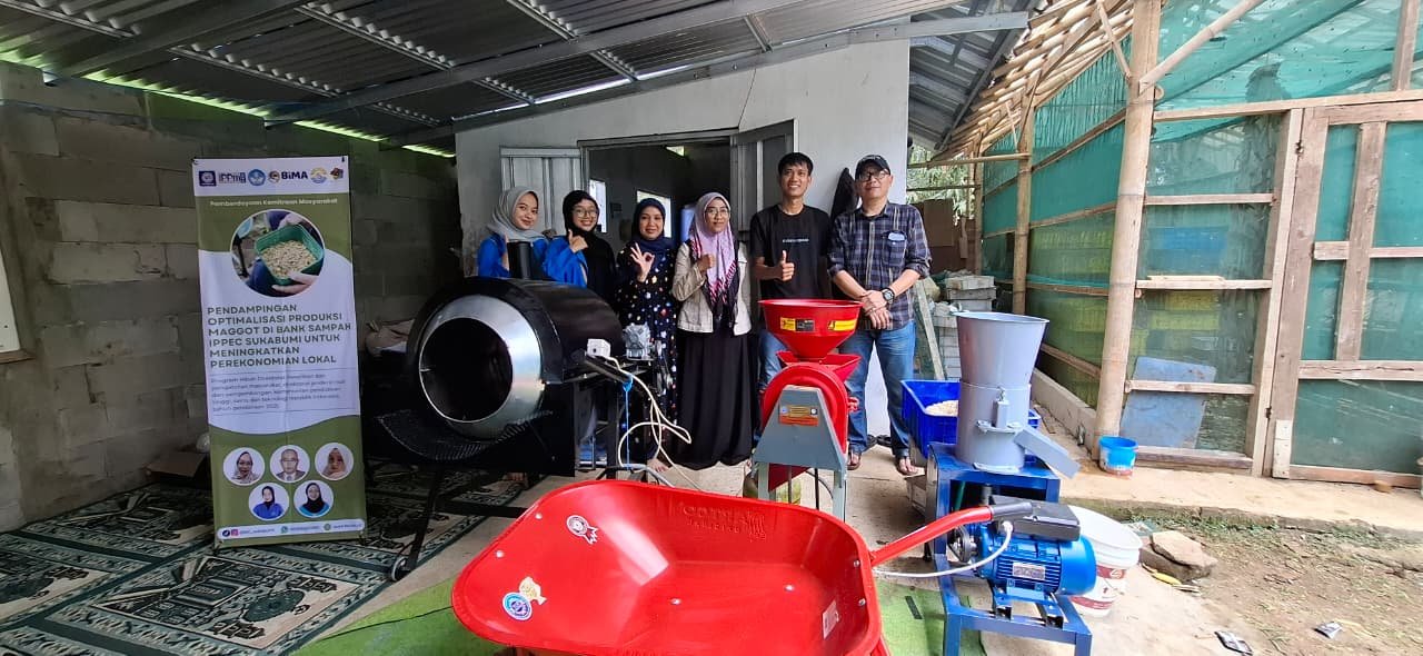 Optimalisasi Pengolahan Sampah: Tim Hibah Serahkan Mesin Produksi ke Bank Sampah IPPEC | Doc: Istimewa