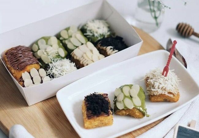 Cemilan manis dengan berbagai topping, banana nugget | Sumber: Bali Ekbis