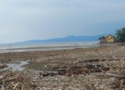 Ramai Pengunjung Saat Long Weekend, Pantai RTH Citepus Sukabumi Tercemar Sampah