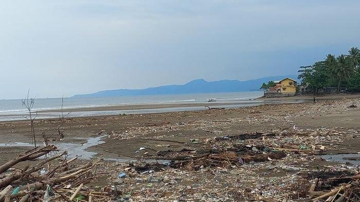 Pantai Citepus Sukabumi Dipenuhi Sampah yang Bertebaran