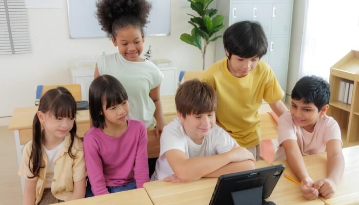 Menghadapi Tantangan Era Digital dengan Mengatur Screen Time Anak