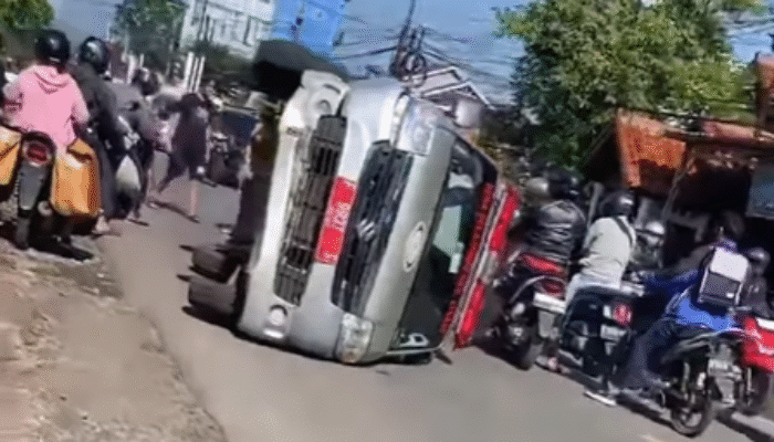 Ambulans Desa Terguling di Jalan Sukabumi-Bogor, Sopir dan Pasien Selamat