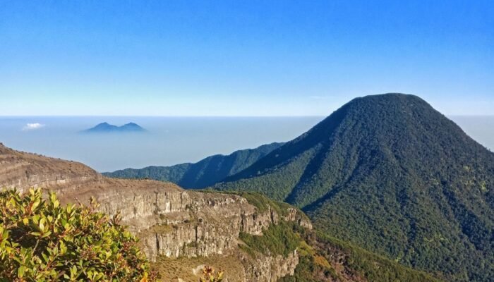 Pendakian Gunung Gede Pangrango Resmi Ditutup Sementara Mulai 13 Oktober 2025