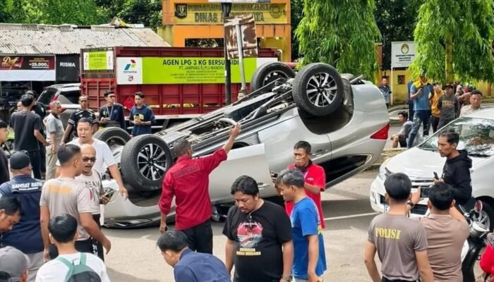 Pajero Sport Terguling Usai Ditabrak Truk Gas LPG di Sukabumi