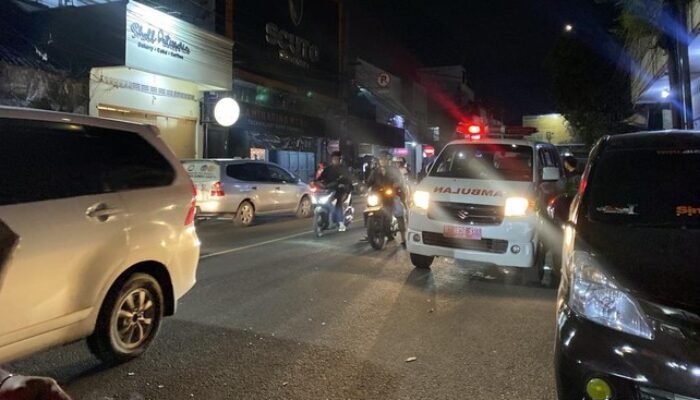 Dua Motor Adu Banteng di Jalan A Yani Kota Sukabumi, Satu Pengendara Alami Luka Serius