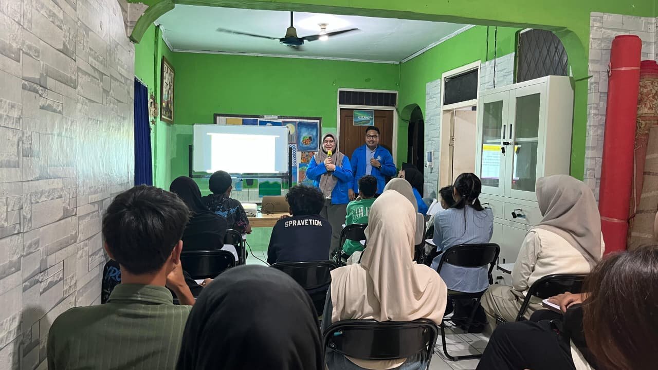 Mahasiswa dari Program Studi Manajemen Universitas Bina Sarana Informatikamenjelaskan materi kepada Masyarakat |  Sumber: Doc. Istimewa