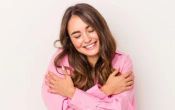 Self Love dan Self Improvement: Dua Sisi dari Perjalanan Menjadi Diri Sendiri | Sumber: www.psychologs.com