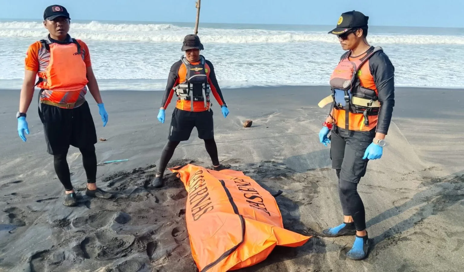 Tiga Hari Terseret Ombak, Nelayan Tegalbuleud Akhirnya Ditemukan di Pesisir Buniasih | Sumber: Sukabumi Ku