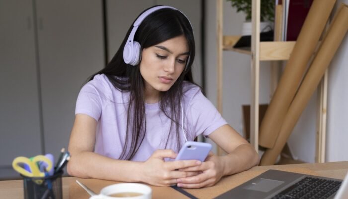 Generasi Multitasking: Apakah Belajar Sambil Scroll TikTok Itu Efektif?