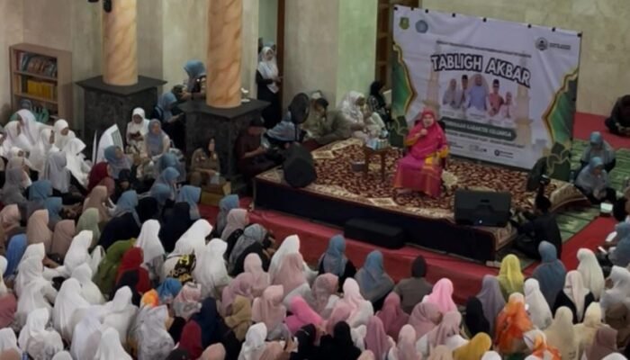 Antusias Warga Membludak, Tabligh Akbar Mamah Dedeh Guncang Masjid Agung Sukabumi