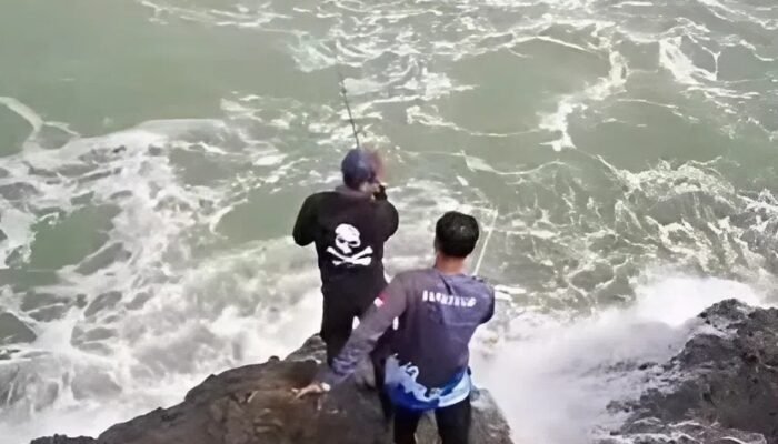 Dua Pemancing Hilang Terseret Ombak Besar di Pantai Cikeueus Sukabumi