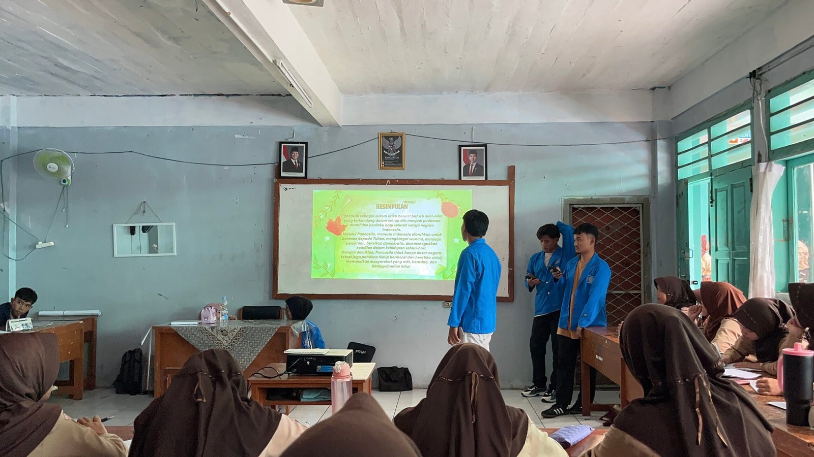 Pemaparan materi Pancasila sebagai sistem etika oleh mahasiswa UBSI Sukabumi | Sumber: Doc. Istimewa