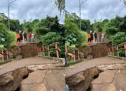 Jembatan Penghubung Dua Kampung di Sukaresmi Ambruk Setelah Diguyur Hujan Deras