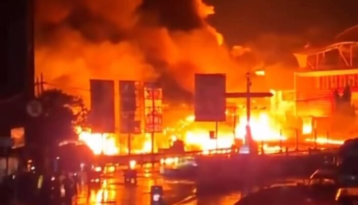 Truk Tangki Terguling Picu Kebakaran Besar di Pasir Hayam Cianjur