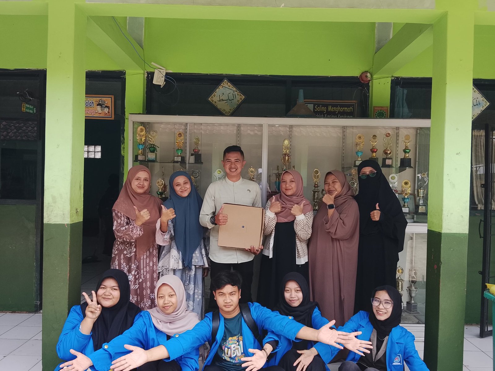 Penyerahan Apresiasi ke Guru SDN SKIP