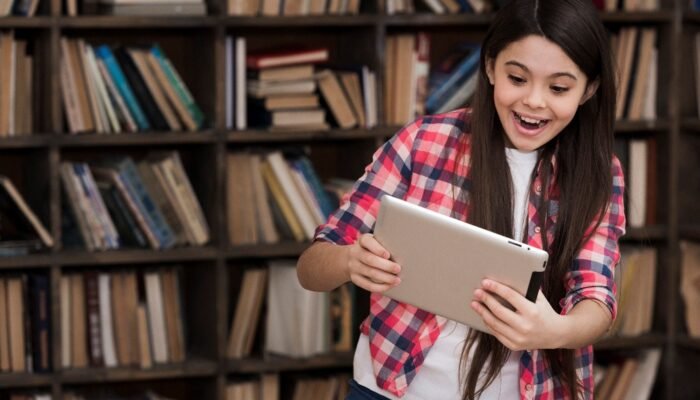 Anak Muda Lebih Cepat Menggunakan Aplikasi daripada Membaca Buku!