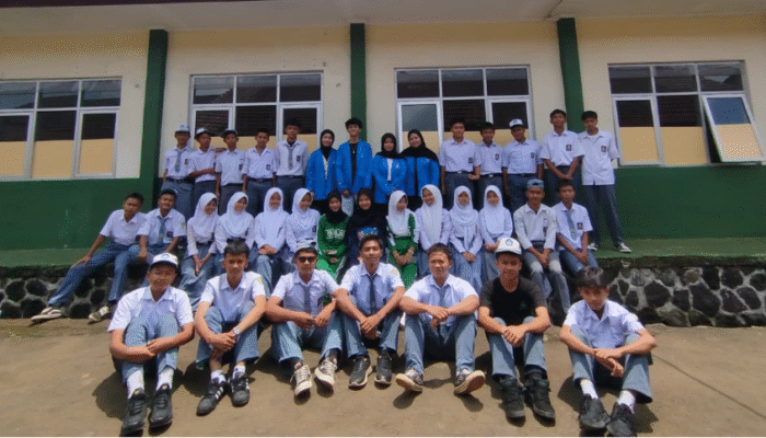 Dari Data Jadi Solusi: Sosialisasi Sistem Informasi untuk Generasi Digital