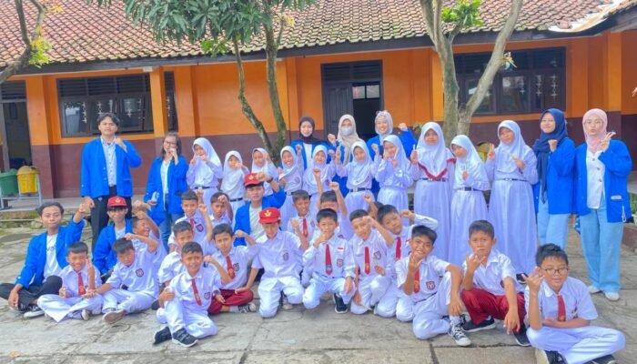 Mahasiswa Tanamkan Semangat Persatuan di SDN Dwikora Lewat Edukasi Interaktif