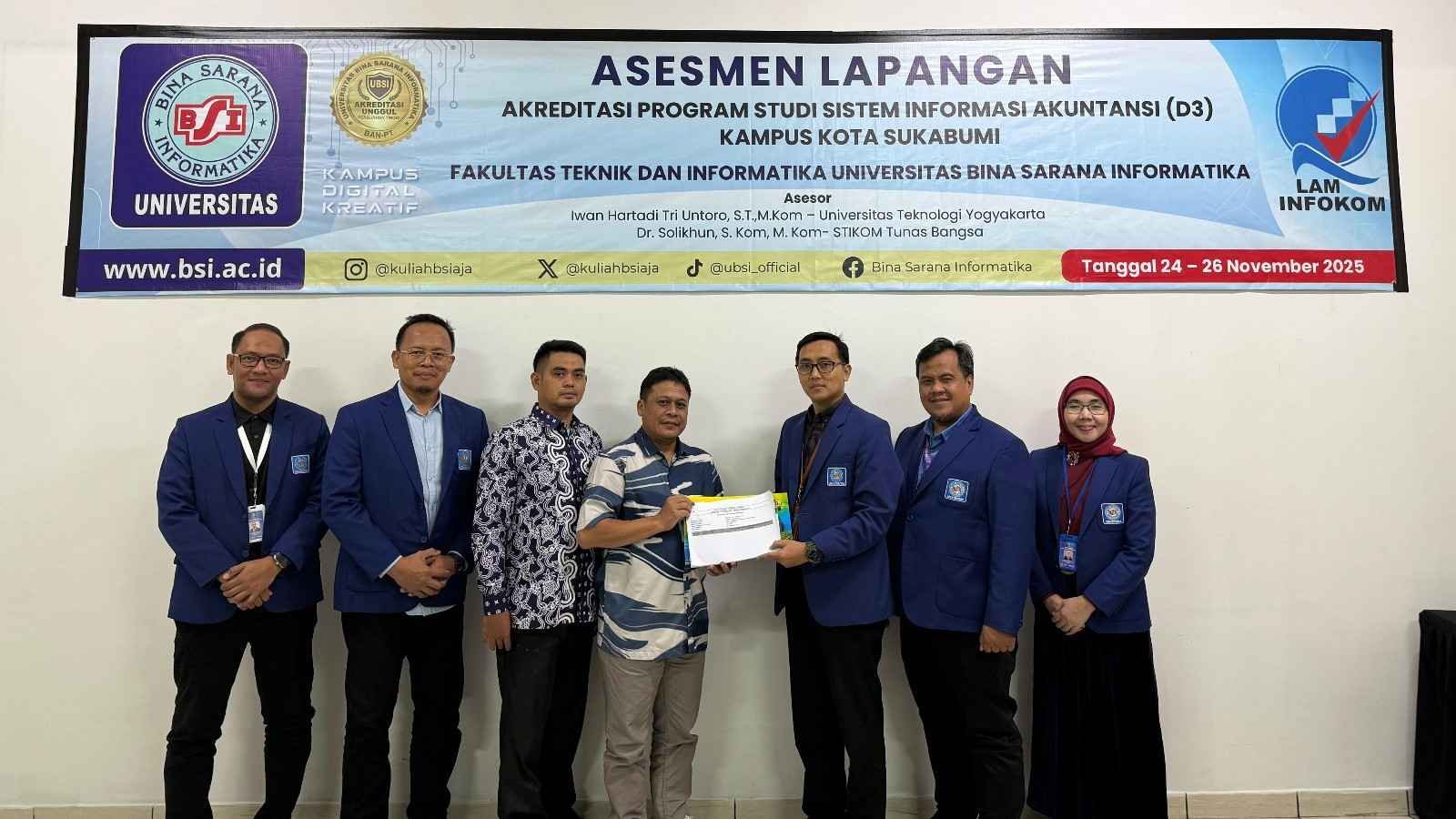 Foto bersama Pimpinan UBSI, asesor, dan Ketua Prodi SIA D3 selama asesmen reakreditasi. | Doc: Istimewa