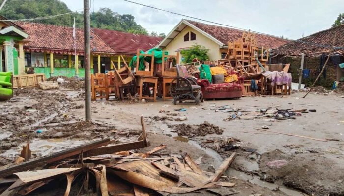 Sekolah Hancur Diterjang Banjir, Siswa SDN Cikahuripan Tetap Semangat Belajar