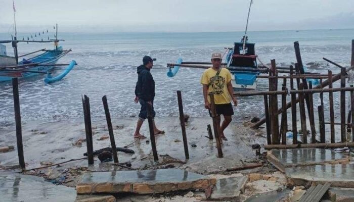 Banjir Rob Rusak TPI dan Kios Nelayan Ujunggenteng, Kerugian Capai Ratusan Juta