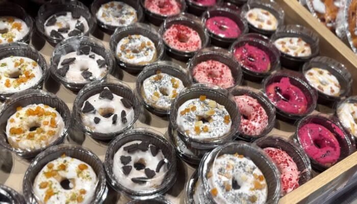 Donat Lembut dengan Topping Kekinian yang Siap Bikin Kamu Ketagihan