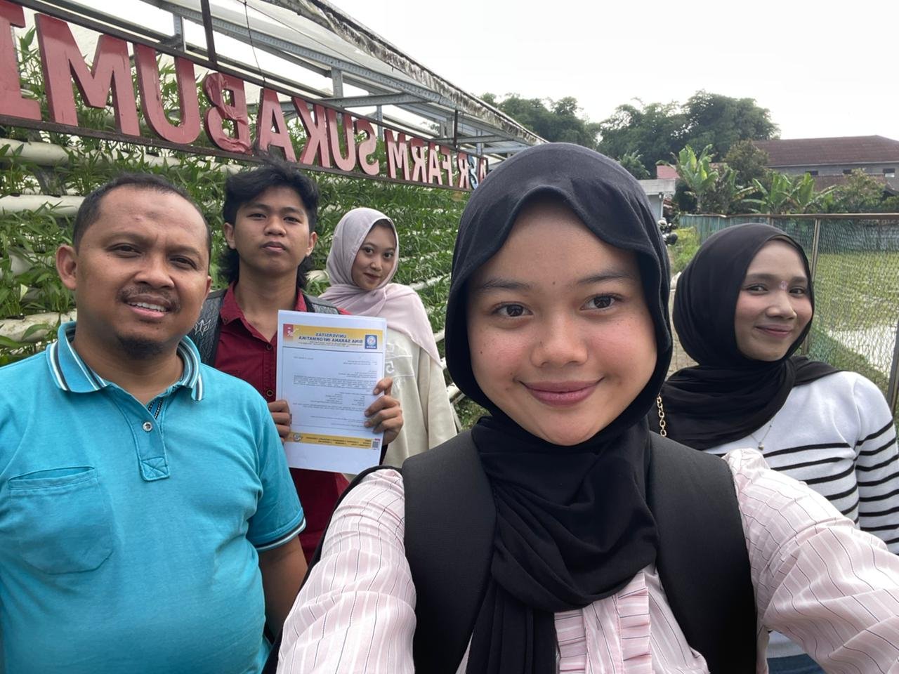 Tim mahasiswa berfoto bersama pengelola Aerfarm sebagai bentuk sinergi kemitraan dalam pengembangan agroteknologi di Sukabumi | Sumber: Doc. Istimewa