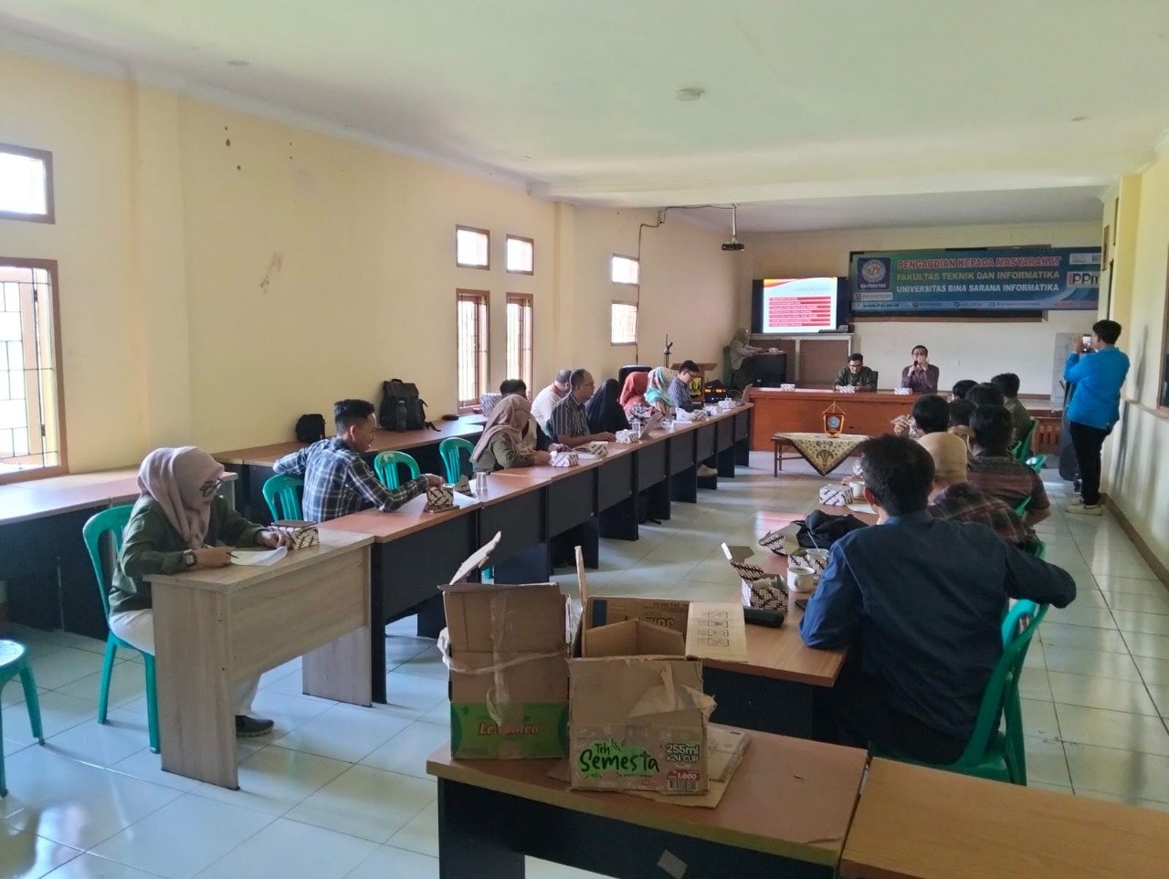 Pemateri memberikan penjelasan mengenai penggunaan AI Conversational Assistant | Sumber: Doc. Istimewa