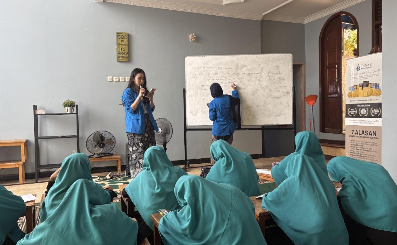 Mahasiswa UBSI saat memberikan materi Pancasila kepada anak-anak di Yayasan Askar Kauny, Sabtu (01/11) | Doc: Istimewa