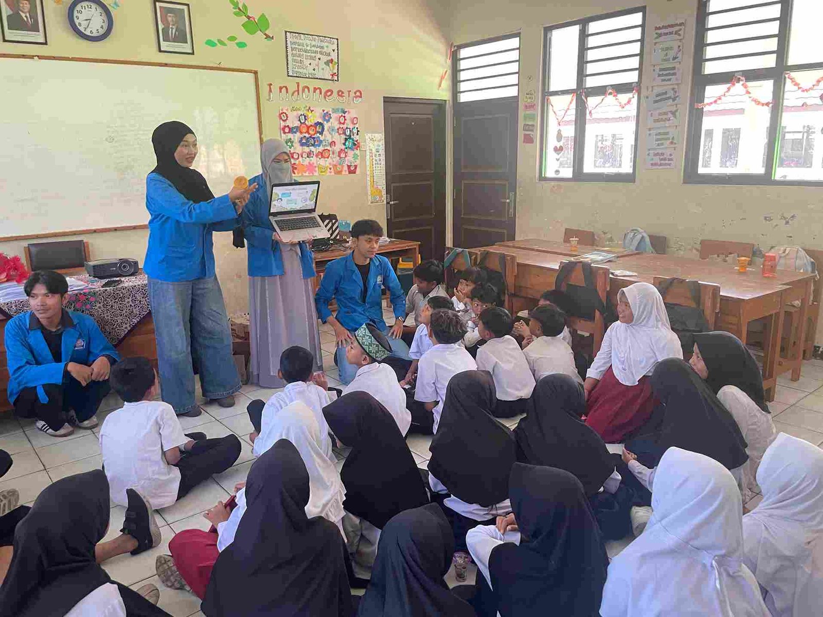 Mahasiswa UBSI menjelaskan teknik permainan kepada para siswa | Doc: Istimewa