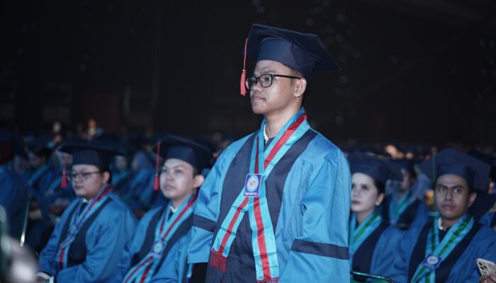 IPK Sempurna di Wisuda UBSI: Kisah Sukses Mohamad Tesyar Razbani