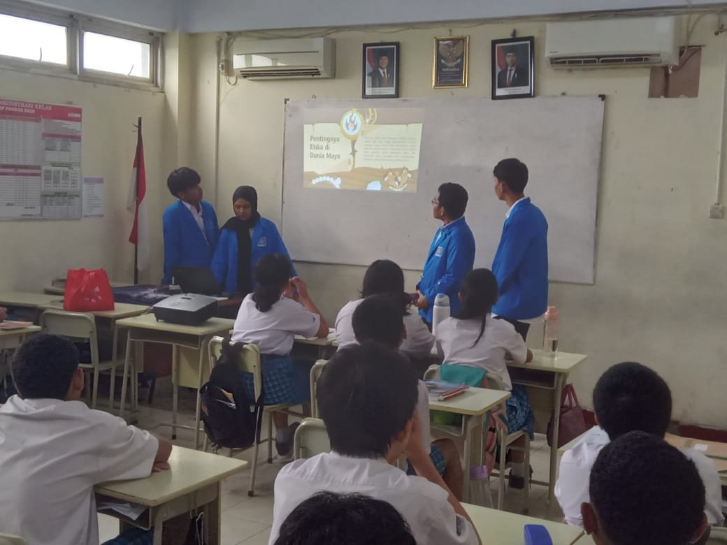 Sesi pemaparan materi oleh anggota kelompok PKM | Sumber: Doc. Istimewa