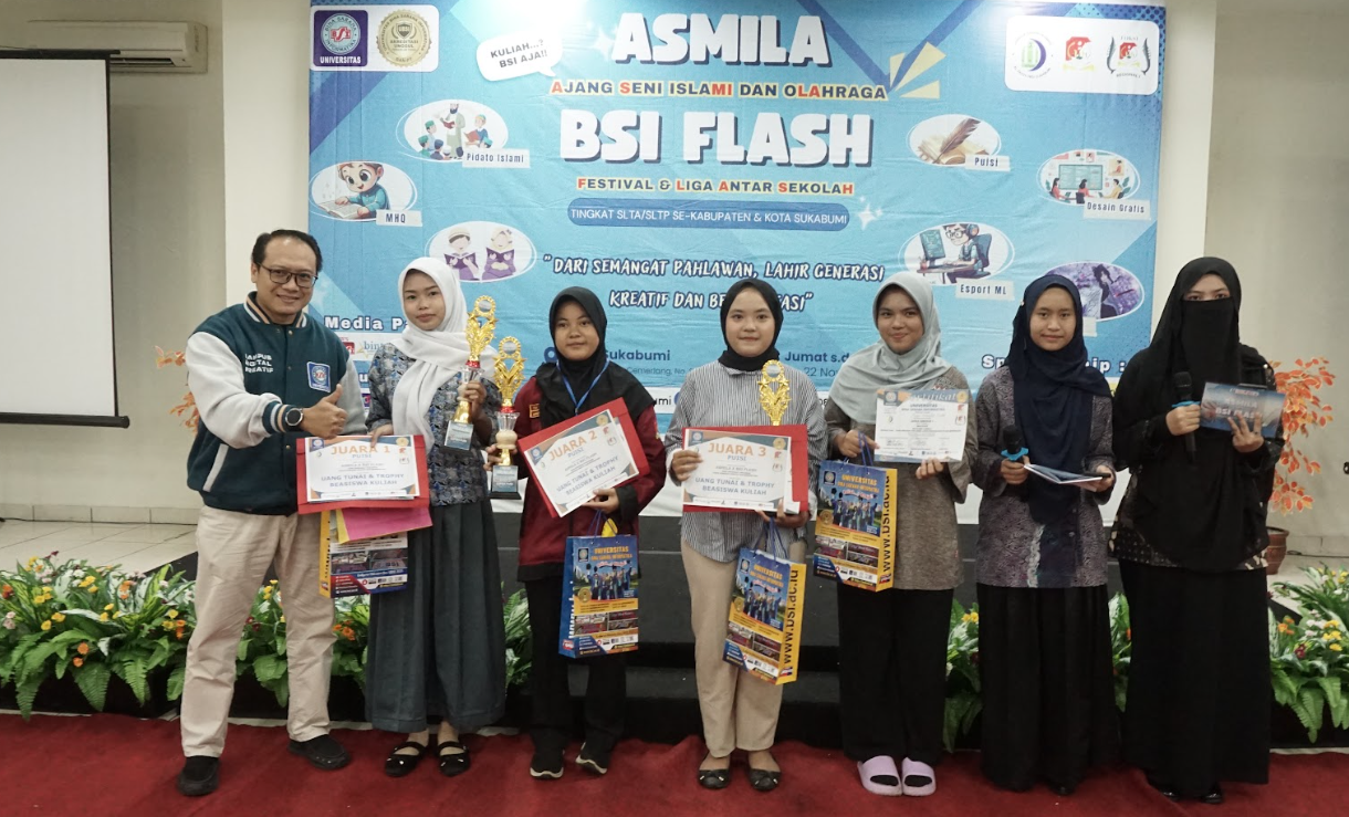 Foto bersama para juara lomba puisi ASMILA x BSI Flash 2025 usai pengumuman pemenang, menampilkan pelajar terbaik dengan penghayatan sastra yang memukau. | Doc. Istimewa
