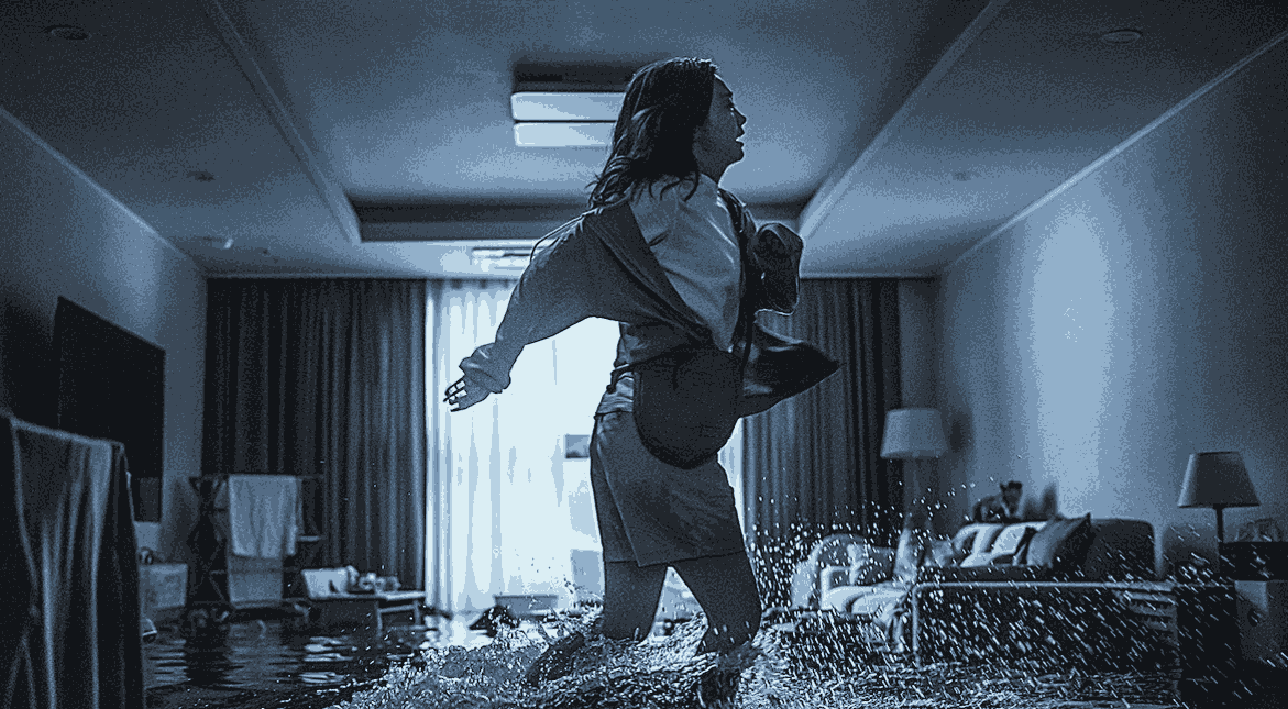 Momen perjuangan manusia di tengah bencana banjir besar. | Sumber: Netflix