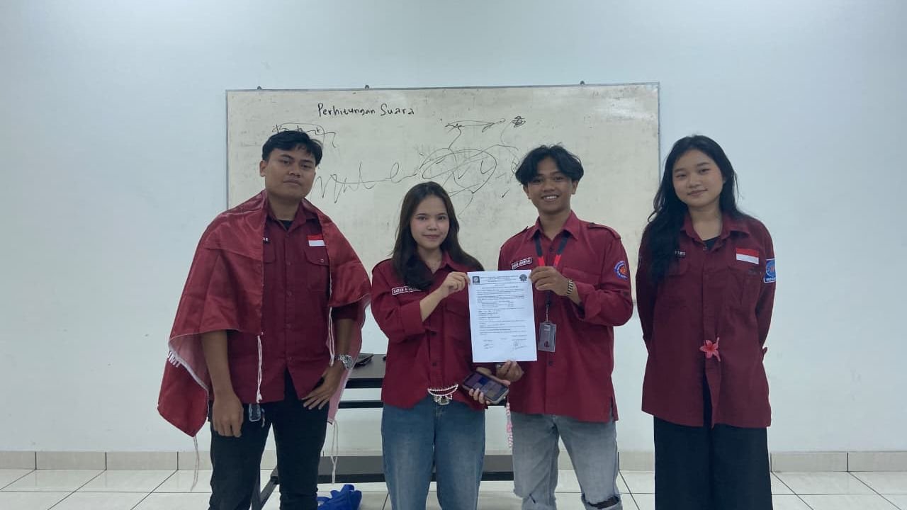 Ketua HIMASA sebelumnya menyerahkan kepemimpinan kepada ketua terpilih. | Doc: Istimewa