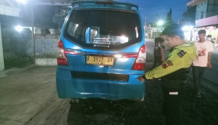 Pemotor Tewas Tergilas Truk Usai Tabrak Angkot di Jalan Segog Sukabumi