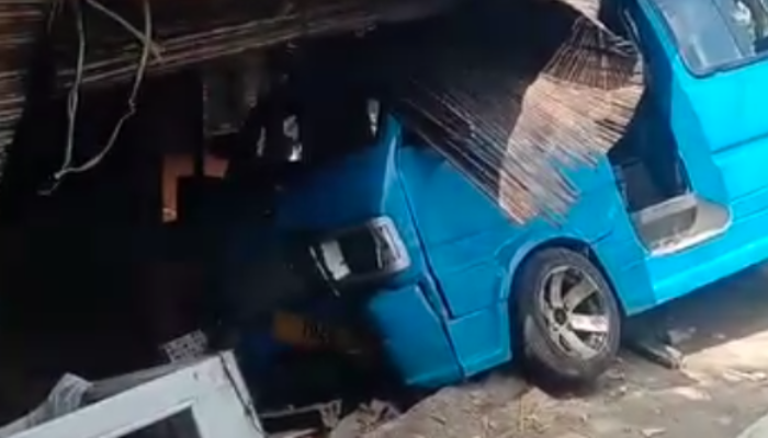 Angkot Cikembar Tabrak Rumah Warga, Warganet Soroti Etika Berkendara