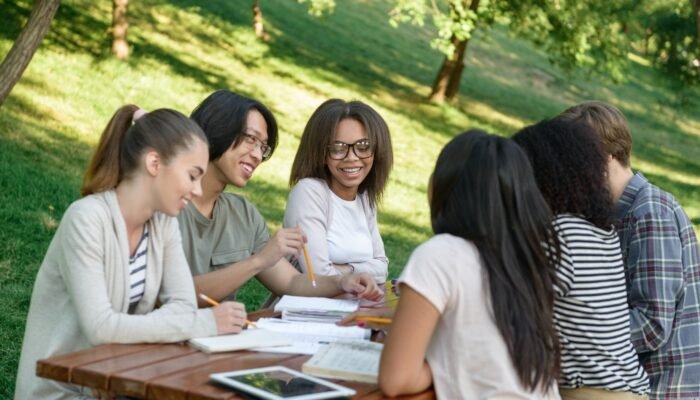 Mahasiswa Wajib Save! 3 Organisasi Luar Kampus yang Bisa Jadi Jalan Pintas ke Dunia Profesional